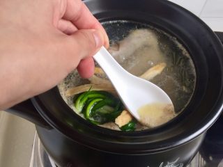 19、冬日进补系列➕当归黄芪枸杞鲜鸡汤,虽然已经氽烫过,可能还是会有些浮末,用汤匙舀去浮末