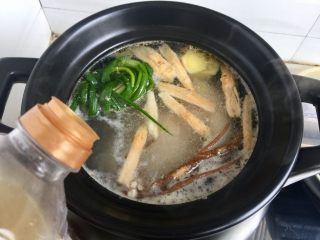 20、冬日进补系列➕当归黄芪枸杞鲜鸡汤,加入适量料酒