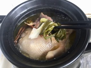 22、冬日进补系列➕当归黄芪枸杞鲜鸡汤,捞出葱结