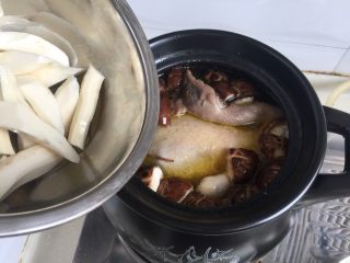 24、冬日进补系列➕当归黄芪枸杞鲜鸡汤,放入山药,煮开后再炖煮半个小时