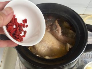 27、冬日进补系列➕当归黄芪枸杞鲜鸡汤,加入枸杞,再煮10分钟