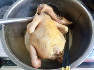 33、冬日进补系列➕当归黄芪枸杞鲜鸡汤,为了食用方便,把整鸡捞出,