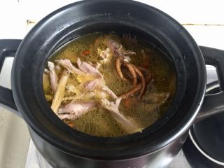 35、冬日进补系列➕当归黄芪枸杞鲜鸡汤,把鸡块重新放回锅中,煮开,即可