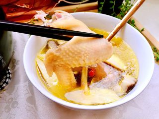 40、冬日进补系列➕当归黄芪枸杞鲜鸡汤,品一口鸡汤,咬一口鸡翅,再来个山药香菇,简直太享受了,哈哈。