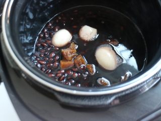 5、滋补甜汤——黑豆红糖炖蛋,剥好的鸡蛋和红糖放进煮好的黑豆里