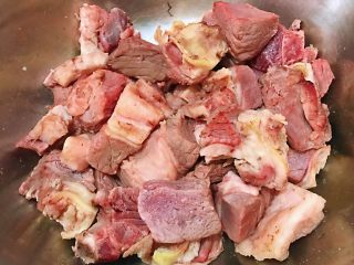 1、番茄黄豆炖牛腩,在超市买到新鲜的牛奶回来切成小块在清水中浸泡半小时去掉血水洗净在开水中焯水去掉油脂和杂质后立即放入冷水中过凉沥干水份备用