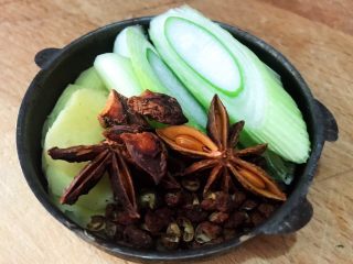 2、番茄黄豆炖牛腩,准备原材料花椒和八角葱和姜切片装入调味盒中