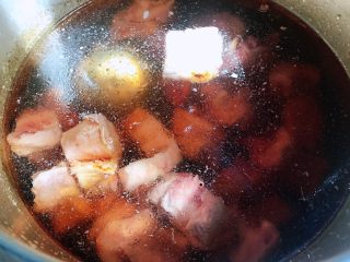 3、番茄黄豆炖牛腩,牛腩放入锅中倒入适量清水放入准备好的调味盒再放入一品鲜酱油、蚝油、料酒、糖拌匀大火开始煮起来