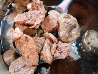 4、番茄黄豆炖牛腩,煮至牛腩软嫩即可噢