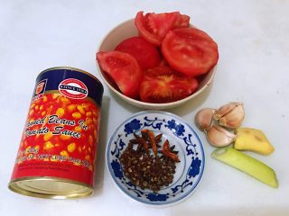 5、番茄黄豆炖牛腩,准备辅料西红柿洗净去皮、番茄黄豆罐头、花椒、八角、葱姜蒜备用