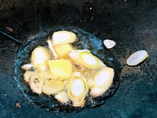 6、番茄黄豆炖牛腩,锅中倒入底油加热放入葱姜蒜爆香