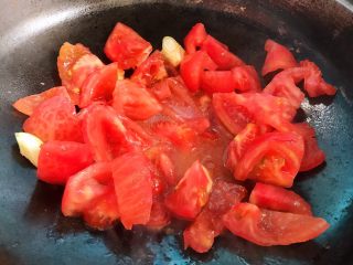 7、番茄黄豆炖牛腩,放入西红柿大火翻炒出汤汁