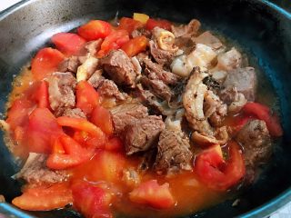 8、番茄黄豆炖牛腩,倒入原汁原味的牛腩肉肉和汤汁炖10分钟左右