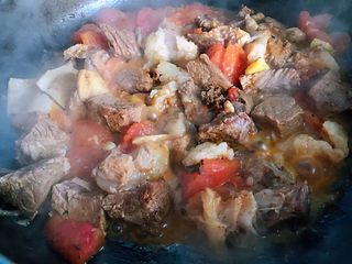 9、番茄黄豆炖牛腩,汤汁炖至不多西红柿汁融入到牛腩中