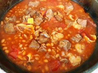 10、番茄黄豆炖牛腩,倒入番茄黄豆罐头放入盐炖至汤汁浓稠放入味精提鲜即可出锅享用