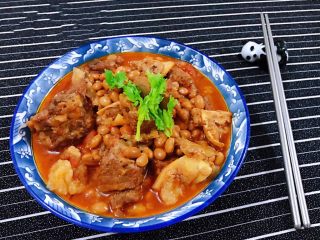 11、番茄黄豆炖牛腩,营养丰富的番茄黄豆炖牛腩装入容器中