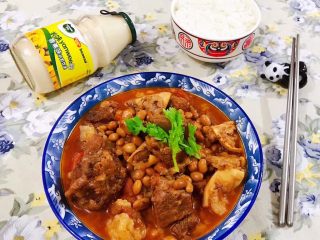 12、番茄黄豆炖牛腩,搭配一碗米饭和香蕉牛奶好幸福哦