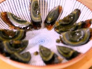 5、金针菇搭配上皮蛋真的一绝,不信可以试试看哦!,皮蛋切成块后摆盘