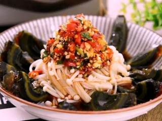 7、金针菇搭配上皮蛋真的一绝,不信可以试试看哦!,淋上酱汁即可