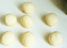 7、糖三角,分成均匀大小的7份，揉圆盖好保鲜膜再醒15分钟。