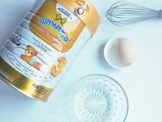 1、奶粉蛋黄布丁,材料准备。