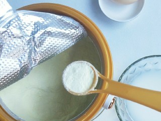 2、奶粉蛋黄布丁,把温水跟奶粉按照奶粉配方表配好，我用的是宝宝一直喝的澳优G4奶粉，提高抵抗力，易吸收。