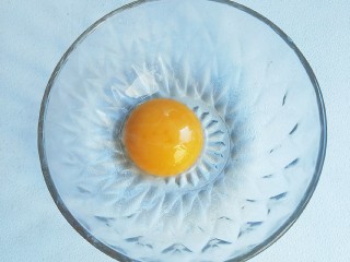 4、奶粉蛋黄布丁,鸡蛋取出蛋黄。