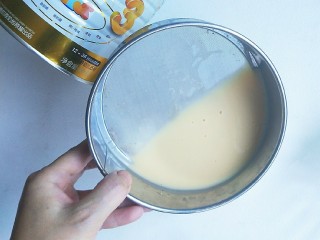 7、奶粉蛋黄布丁,然后过筛。