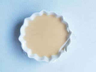 9、奶粉蛋黄布丁,盖上保鲜膜。