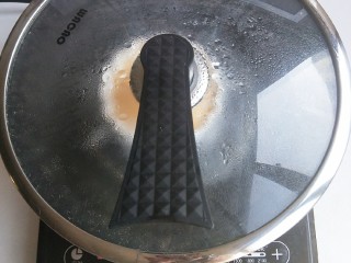 11、奶粉蛋黄布丁,盖上盖子，大火十分钟，关火再焖两分钟即可。