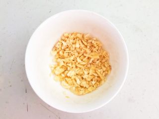 1、10分钟快手菜  凉拌蒜蓉虾仁西蓝花,把蒜瓣切成末