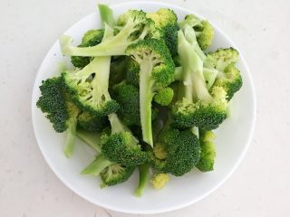 3、10分钟快手菜  凉拌蒜蓉虾仁西蓝花,把西蓝花切成小块