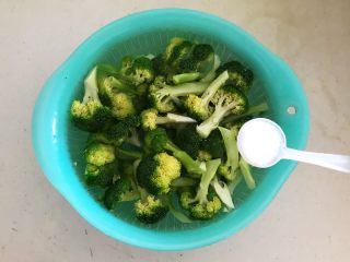 4、10分钟快手菜  凉拌蒜蓉虾仁西蓝花,把切好的西蓝花放入冷水中，加入2克精盐