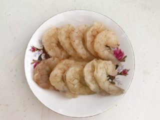 10、10分钟快手菜  凉拌蒜蓉虾仁西蓝花,青虾仁10个，清洗干净