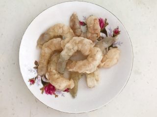 14、10分钟快手菜  凉拌蒜蓉虾仁西蓝花,用手抓匀