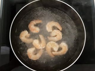 15、10分钟快手菜  凉拌蒜蓉虾仁西蓝花,锅里加入冷水，烧开后放入虾仁，焯水2分钟即可