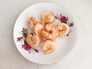 16、10分钟快手菜  凉拌蒜蓉虾仁西蓝花,把焯好的虾仁捞出来