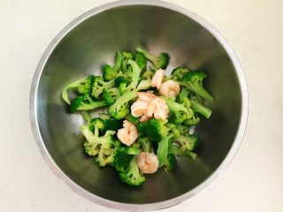 18、10分钟快手菜  凉拌蒜蓉虾仁西蓝花,加入焯好的虾仁