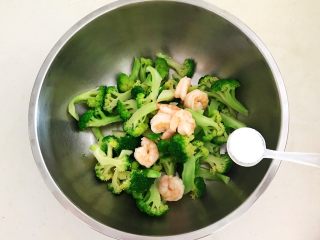19、10分钟快手菜  凉拌蒜蓉虾仁西蓝花,加入2克精盐