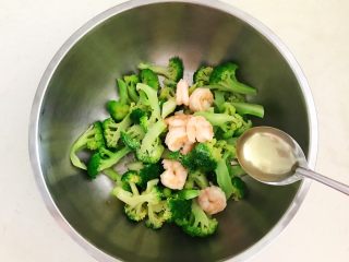 20、10分钟快手菜  凉拌蒜蓉虾仁西蓝花,加入1勺花椒油