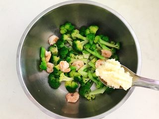 21、10分钟快手菜  凉拌蒜蓉虾仁西蓝花,加入蒜末