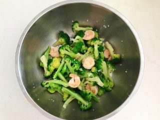 22、10分钟快手菜  凉拌蒜蓉虾仁西蓝花,充分调匀