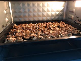 6、补血养颜之玫瑰阿胶糕,核桃仁160度上下火烤脆香，去除掉部分脱落的表皮