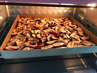 7、补血养颜之玫瑰阿胶糕,红枣去核剪成条，烤箱160度烤五分钟去除水气