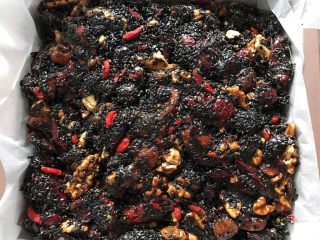 16、补血养颜之玫瑰阿胶糕,装入铺有油纸的烤盘里