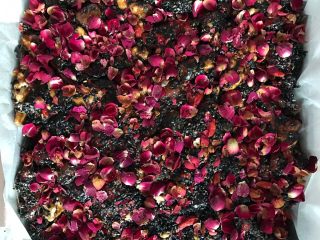 17、补血养颜之玫瑰阿胶糕,撒上玫瑰花瓣