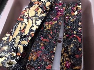 19、补血养颜之玫瑰阿胶糕,切段