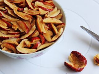 1、红枣糕+烤箱版,红枣洗净,去核,用剪刀剪成条子。