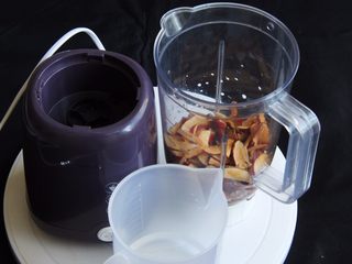 2、红枣糕+烤箱版,用料理机加工,红枣放入料理机加入清水。