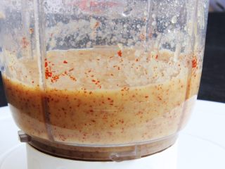 3、红枣糕+烤箱版,启动料理机打成泥。